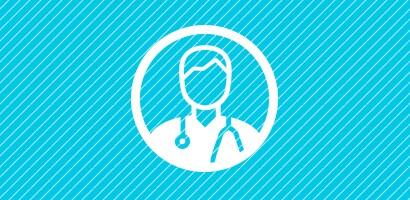 Okrúhla biela ikona lekára s fonendoskopom Littmann na azúrovom pozadí.
