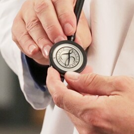 Hrudný snímač (rezonátor) fonendoskopu 3M Littmann so znakom Littmann na membráne.