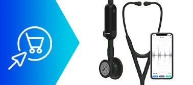 Detail lekára používajúceho 3M™ Littmann® CORE Digitálny fonendoskop na pacientovej hrudi