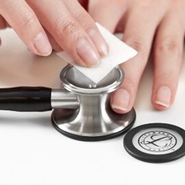 Správne čistenie otvoreného zvonu fonendoskopu Littmann pomocou tampónu namočeného v alkohole.