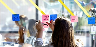 Dáma s lepiacou poznámkou Post-it® Super Sticky Note, 76 mm x 76 mm.