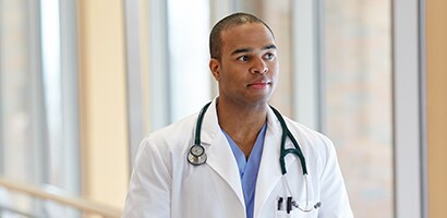 Lekár s fonendoskopom 3M Littmann Cardiology III.
