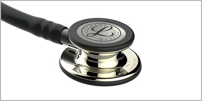 Fonendoskop 3M Littmann Classic III s čiernymi hadičkami a povrchovou úpravou rezonátora Champagne na bielom pozadí 
