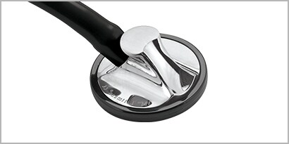 Fonendoskop 3M Littmann Master Cardiology s čiernymi hadičkami a povrchovou úpravou rezonátora z leštenej nehrdzavejúcej ocele na bielom pozadí
