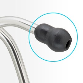 Detailná snímka čiernej mäkkej ušnej vložky na ušnej hadičke fonendoskopu 3M Littmann.